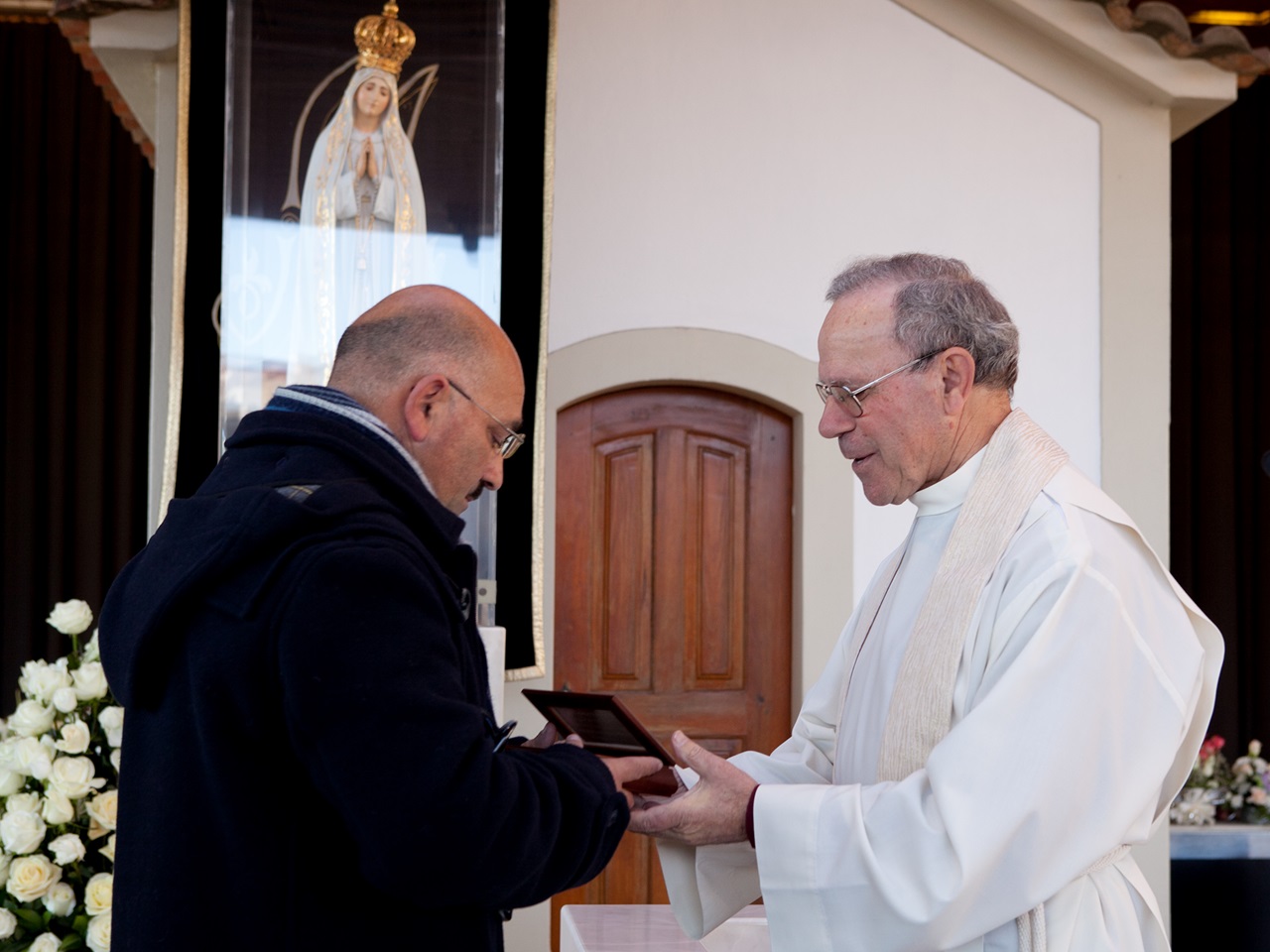 Em 7 de janeiro de 2012, José Coentrão, mestre da embarcação que naufragou ao largo da Figueira da Foz, entregou ao padre Manuel Santos José, no Santuário, o terço que os pescadores rezaram enquanto estiveram perdidos em alto mar. Foto © Santuário de Fátima
