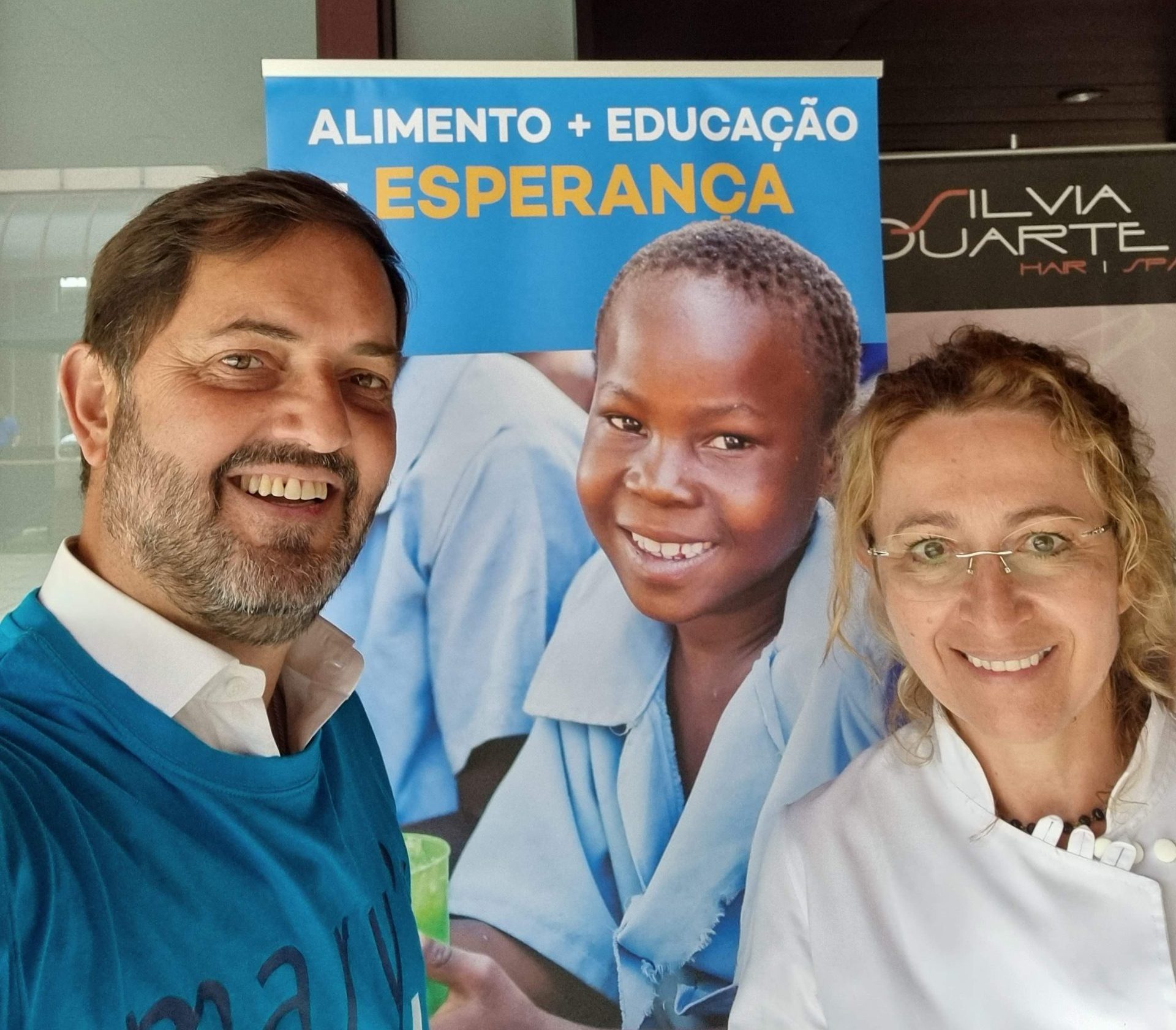 Sílvia Duarte com o padre Nuno Westwood, à porta do salão, antes de iniciar a primeira maratona dos cabelos. Foto DR