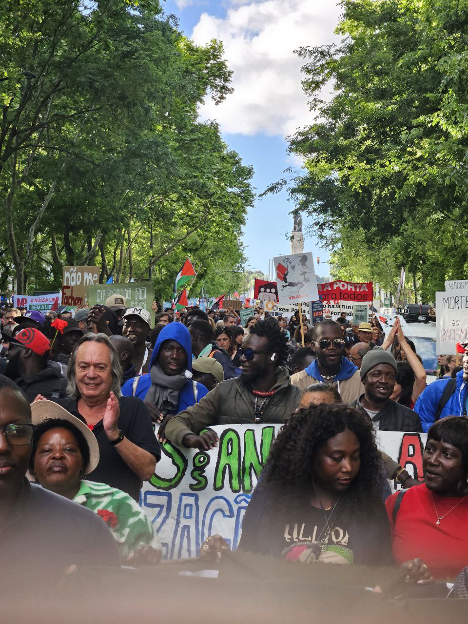 As pessoas acampadas nos anjos participaram no desfile do 25 de abril e no desfile do 1º de maio, reivindicando o seu direito à regularização. Foto © Cozinha Migrante dos Anjos.