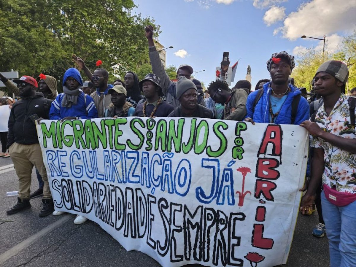 «O que queremos é o normal para todas as pessoas: estar legais e ter direito a uma residência», diz Cheikh. «Queremos poder trabalhar», resume Papa. No desfile do 25 de Abril, em Lisboa, migrantes reclamaram a legalização. Foto © Cozinha Migrante dos Anjos.