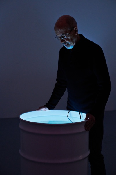 Bill Viola at "Bill Viola: Moving Stillness," James Cohan, 533 West 26th Street, New York, February 22 - April 14, 2018. Photo by Phoebe d’Heurle. Courtesy Bill Viola Studio and James Cohan, New York. © Bill Viola, reproduzida a partir do site oficial do artista, em www.billviola.com.