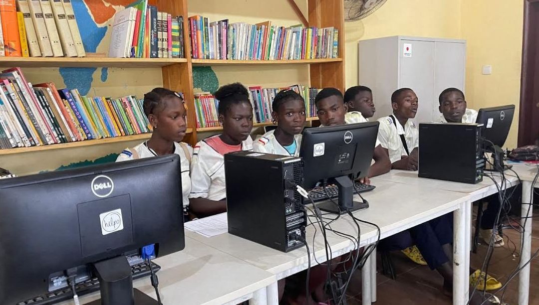 Helpo leva novos computadores a alunos e professores de São Tomé e Príncipe