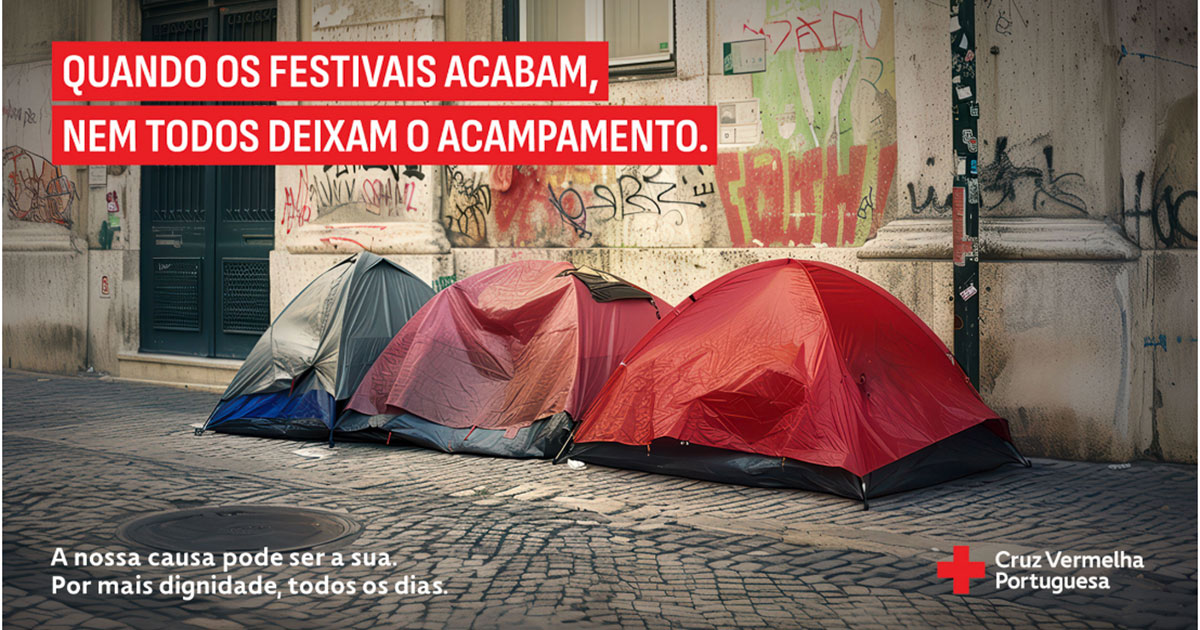 Cartaz da campanha: o “contraste entre quem pode escolher acampar nos festivais de verão e quem o faz todo o ano, devido ao agravamento da sua situação”. Foto © Cruz Vermelha
