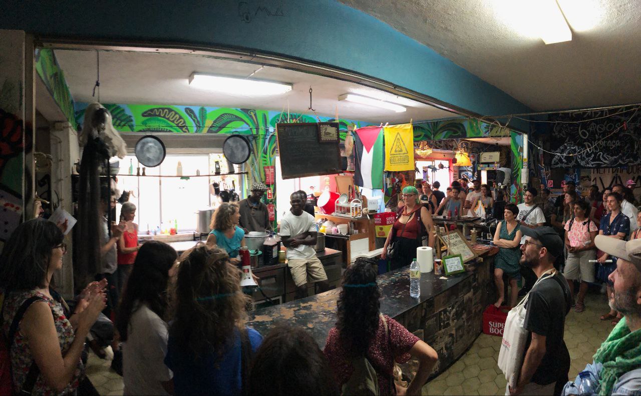 Apresentação da Cozinha Migrante dos Anjos na “Antitour Coletividades em Luta”, a 22 de junho, para celebrar e defender os oásis coletivos que ainda existem e resistem em Lisboa. Foto © Cozinha Migrante dos Anjos.