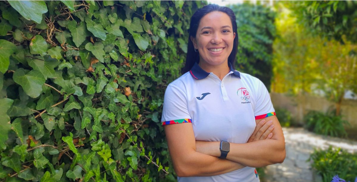 Eliana Bandeira, fotografada no jardim da sua casa, junto ao estádio do Jamor, julho 2024. Foto Clara Raimundo