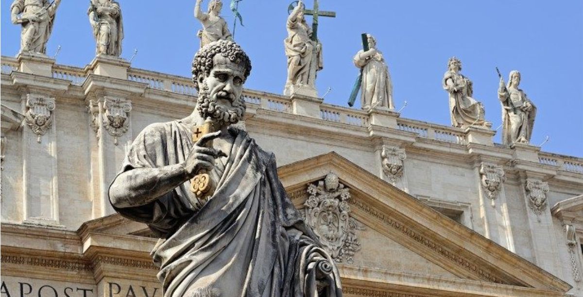 Estátua de São Pedro, em frente à Basílica de São Pedro, no Vaticano. Foto Vatican Media