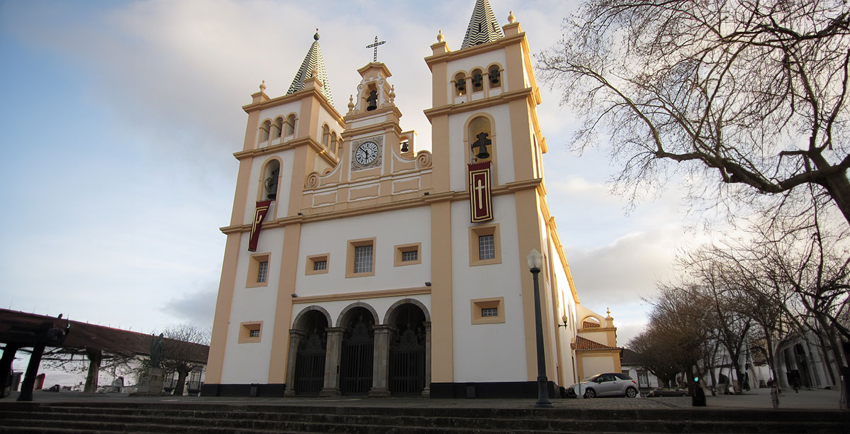Fachada da Sé de Angra. Foto © Senhormario | Wikimedia Commons