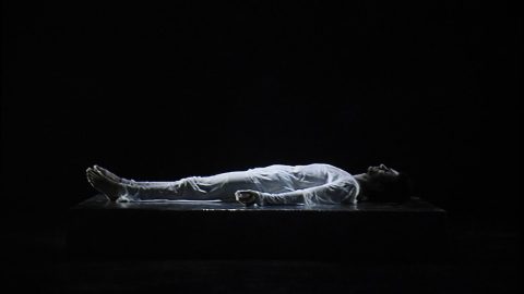 Mística e espiritualidade: a história já começou e é apresentada em Braga Bill Viola partilha uma experiência de espiritualidade, que define “como o caminho para sair de si mesmo”. Na imagem, um dos trabalhos mostrados na exposição “Vía Mística”, do videoartista americano, realizada em Cuenca, Espanha, em outubro de 2018. Foto © Emiliano García-Page Sánchez from Toledo, España, CC BY-SA 2.0 , via Wikimedia Commons.