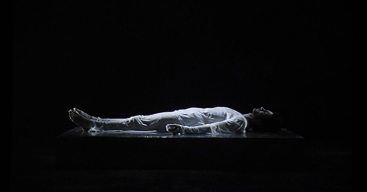 Inauguración_de_’Vía_Mística’_de_Bill_Viola_(45405121451) Bill Viola partilha uma experiência de espiritualidade, que define “como o caminho para sair de si mesmo”. Na imagem, um dos trabalhos mostrados na exposição “Vía Mística”, do videoartista americano, realizada em Cuenca, Espanha, em outubro de 2018. Foto © Emiliano García-Page Sánchez from Toledo, España, CC BY-SA 2.0 , via Wikimedia Commons.