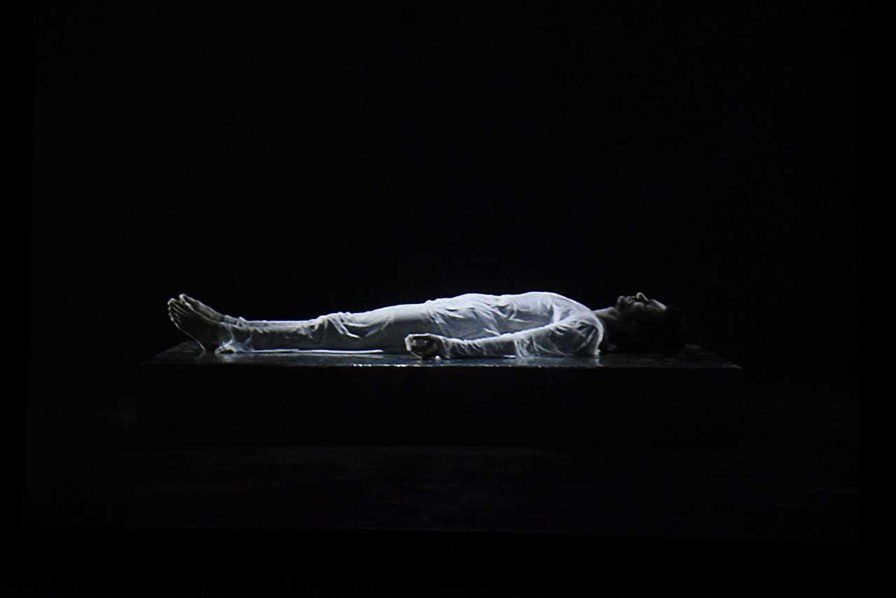 Bill Viola partilha uma experiência de espiritualidade, que define “como o caminho para sair de si mesmo”. Na imagem, um dos trabalhos mostrados na exposição “Vía Mística”, do videoartista americano, realizada em Cuenca, Espanha, em outubro de 2018. Foto © Emiliano García-Page Sánchez from Toledo, España, CC BY-SA 2.0 <https://creativecommons.org/licenses/by-sa/2.0>, via Wikimedia Commons.