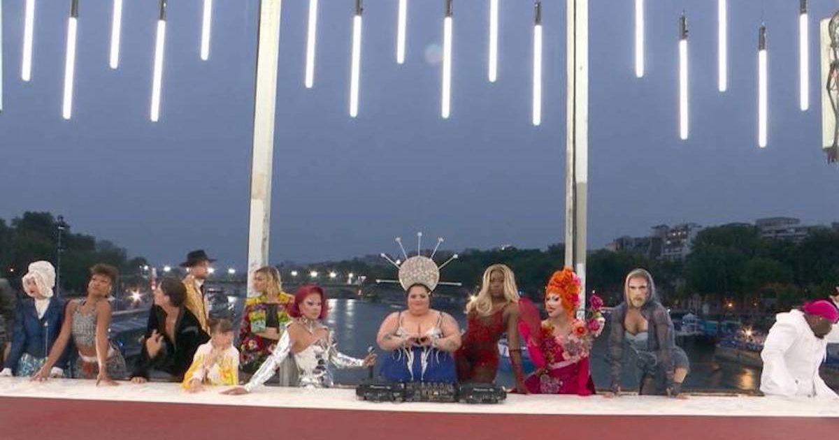 A representação da Última Ceia, na cerimónia de abertura dos Jogos Olímpicos. Imagem capturada da transmissão televisiva.