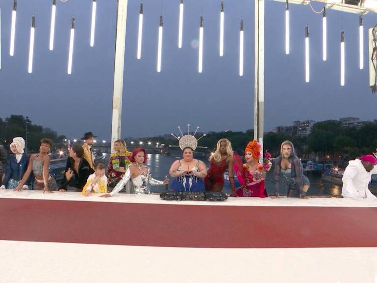 A representação da Última Ceia, na cerimónia de abertura dos Jogos Olímpicos. Imagem capturada da transmissão televisiva.