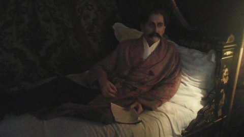 Statue de Marcel Proust, allongé, à l'intérieur du château de Breteuil. Foto © ManoSolo13241324, CC BY-SA 4.0 , via Wikimedia Commons