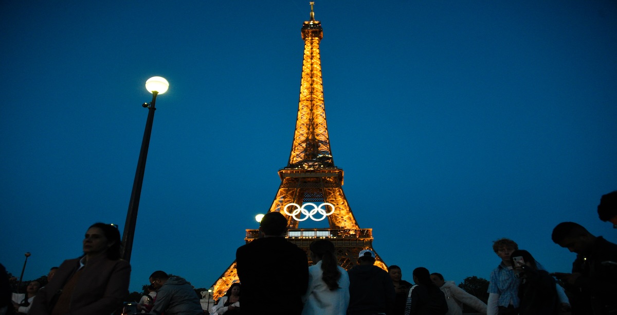Torre Eiffel iluminada com o símbolo dos Jogos Olímpicos, 2024. Foto © Amnistia Internacional