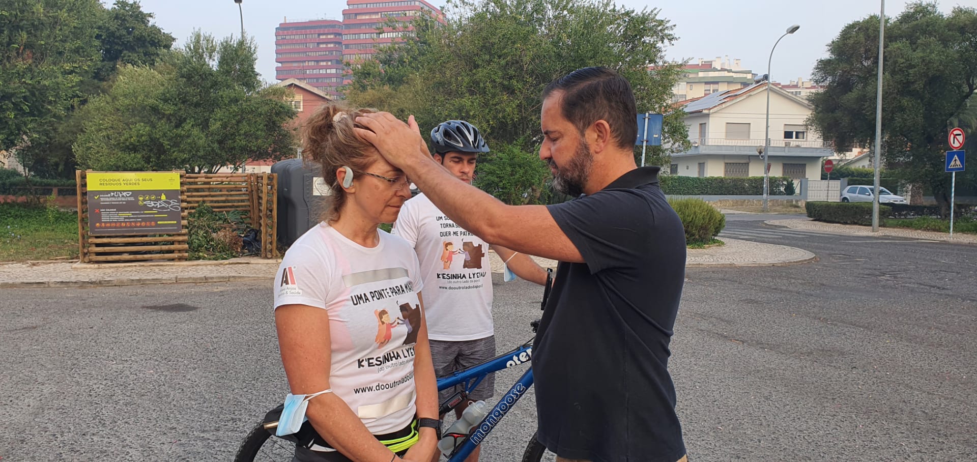 Padre Nuno Westwood abençoa Sílvia Duarte antes da corrida solidária. Foto DR