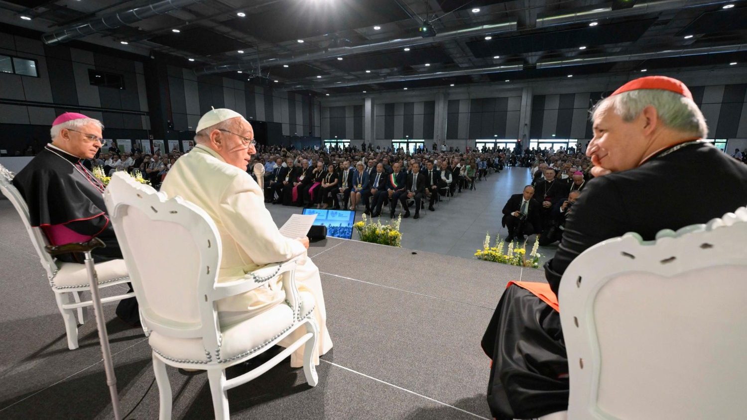 Na 50.ª Semana Social dos Católicos na Itália, em Trieste, o Papa afirmou: “É evidente que no mundo atual a democracia não está de boa saúde. Isto interessa-nos e preocupa-nos, porque está em jogo o bem do homem e nada do que é humano nos pode ser estranho”. Foto © Vatican Media, via Agência Ecclesia.