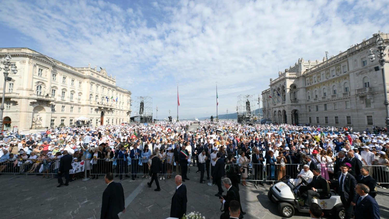Milhares de pessoas participaram na missa conclusiva da 50.ª Semana Social dos Católicos na Itália, em Trieste, presidida pelo Papa. Foto © Vatican Media, via Agência Ecclesia.