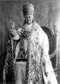 Papa Pio X: os elementos do “modernismo” condenados no final do século XIX são hoje utilizados em todas as universidades católicas. Foto © Giuseppe Felici, Domínio público, via Wikimedia Commons.