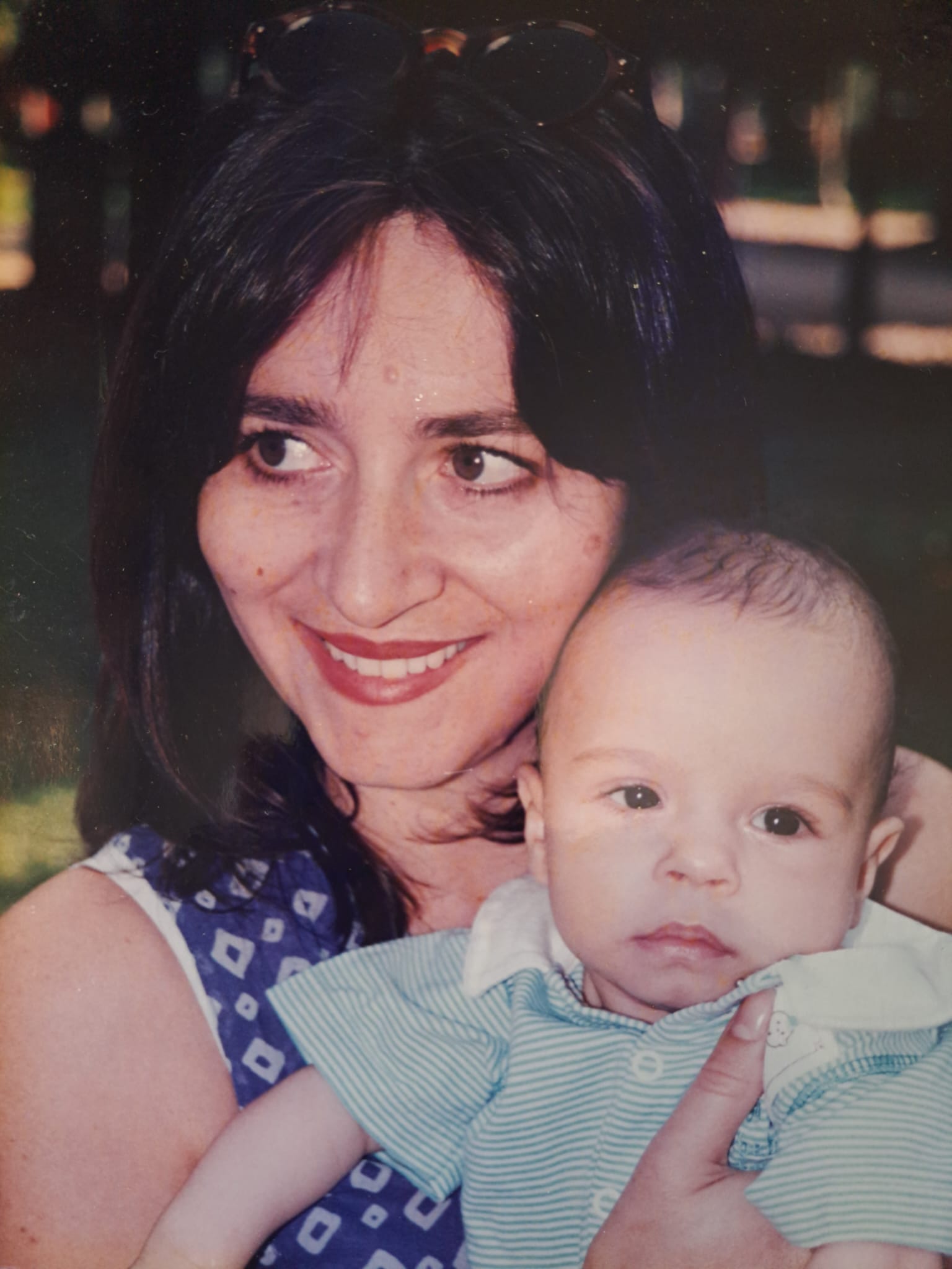 Sílvia Duarte com o primeiro filho, pouco antes da cirurgia, em 1997. Foto DR