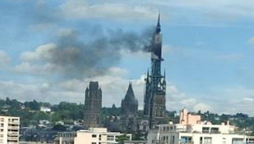 Incêndio na catedral francesa de Rouen foi dominado com sucesso