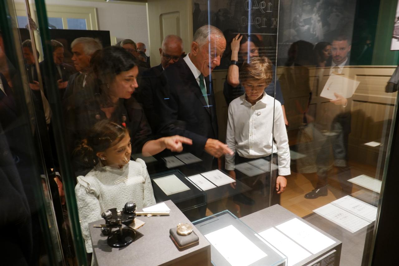 Marcelo com crianças descendentes de Aristides: “Vi e apontei aos dois o que era uma ditadura. Ficaram muito chocados...” Foto ©️ António Marujo/7MARGENS