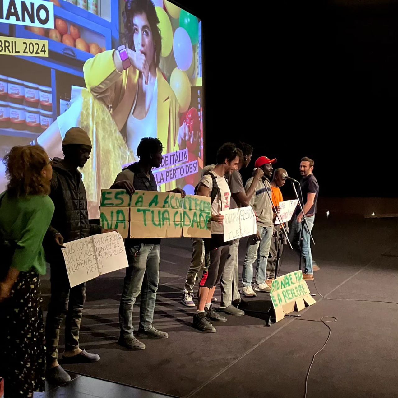 Presença na festa do Cinema Italiano, onde puderam falar da sua situação. Foto © Cozinha Migrante dos Anjos.