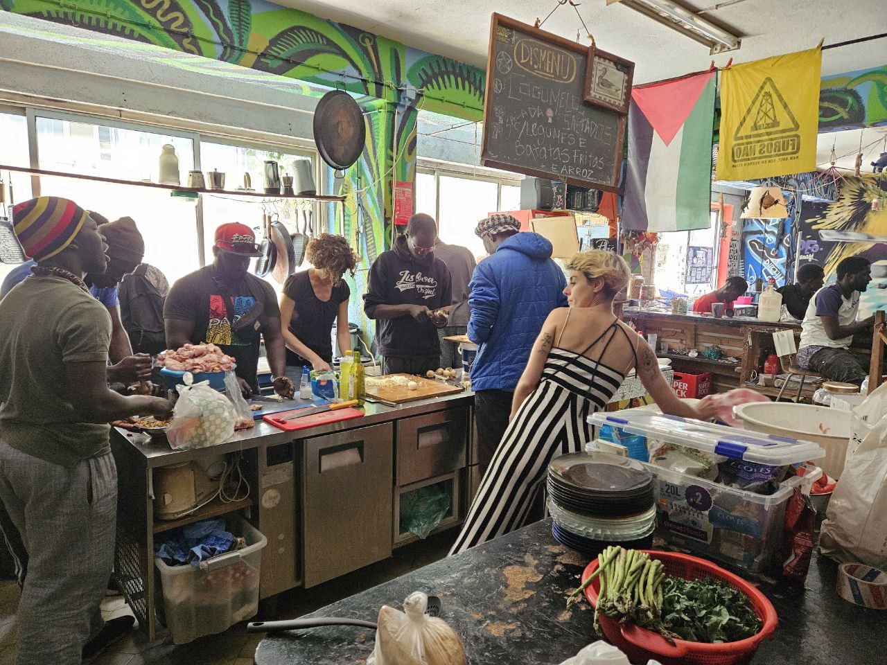 Começámos a sentir alegria quando sentimos todo o amor destas pessoas. Cada dia os vemos, e isso tranquiliza-nos», partilha Gora. Foto © Cozinha Migrante dos Anjos.