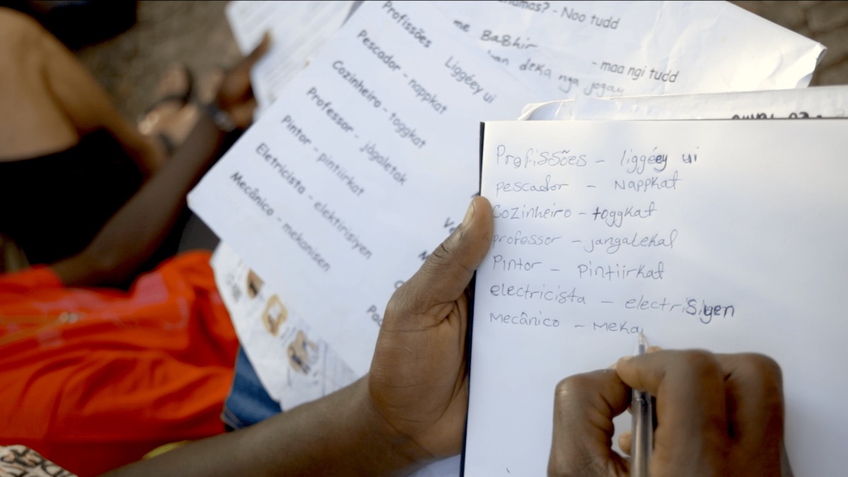«Cada pessoa no acampamento tem a sua profissão», lembram. Há pescadores, alfaiates, soldadores, agricultores, pintores, cozinheiros, carpinteiros, tradutores, empreiteiros. Foto © Cozinha Migrante dos Anjos.