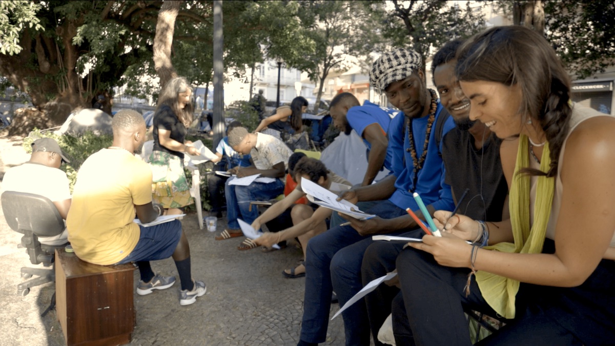 Os “encontros falantes” acontecem às terças no acampamento no Jardim António Feijó. Foto © Cozinha Migrante dos Anjos.