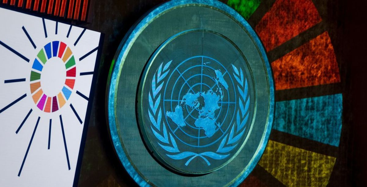 projeção do logo dos ODS na Assembleia Geral da ONU. Foto ONU