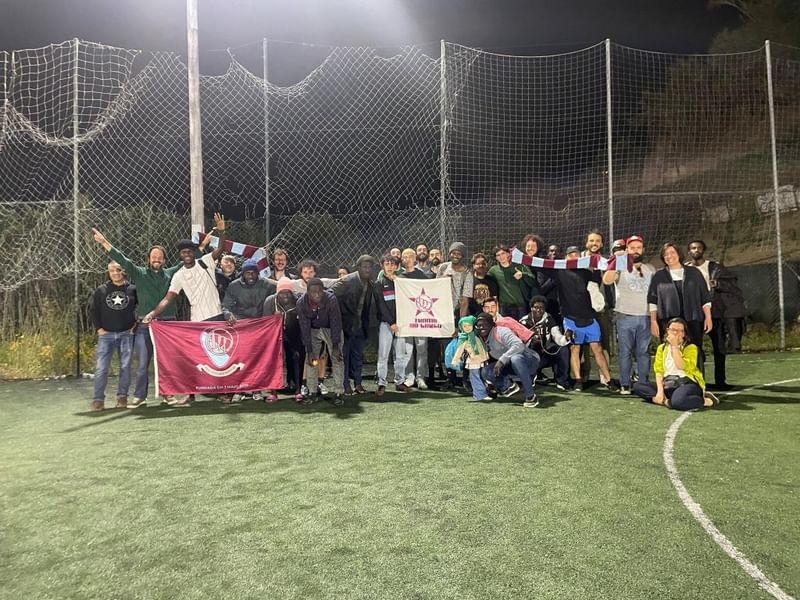 Um belo dia no acampamento dos Anjos surge a ideia: «e se fizéssemos jogos de futebol?» O clube desportivo Relâmpago acolhe-a com entusiasmo. «Digam-nos quantos são e os nomes para as equipas.» Foto © Cozinha Migrante dos Anjos.