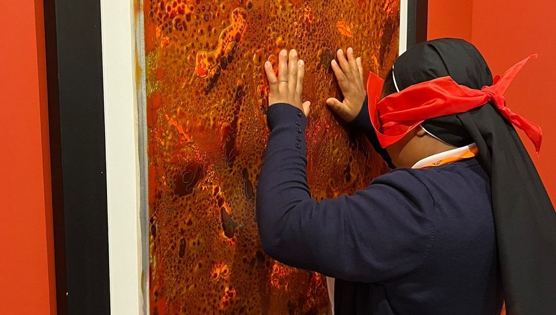 Curso de Missiologia leva participantes a ‘ver’ obras de arte com as mãos