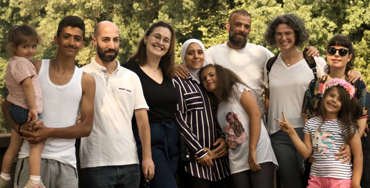 A associação MEERU promove relações de amizade entre famílias migrantes ou refugiadas e pessoas locais das comunidades onde vivem. Foto MEERU