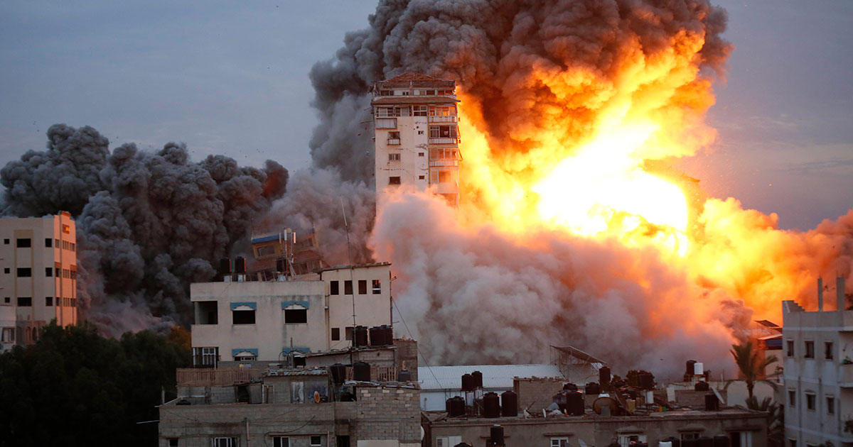 Bombardeamentos em zonas civis são cada vez mais frequentes do lado de Israel. Foto © Ashraf Amra | UNRWA