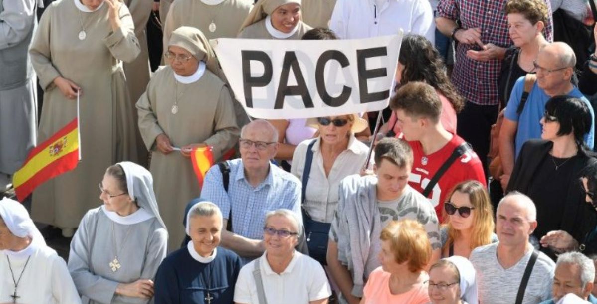 Cartaz com a palavra Pace (Paz), na Praça de São Pedro. Foto Vatican Media