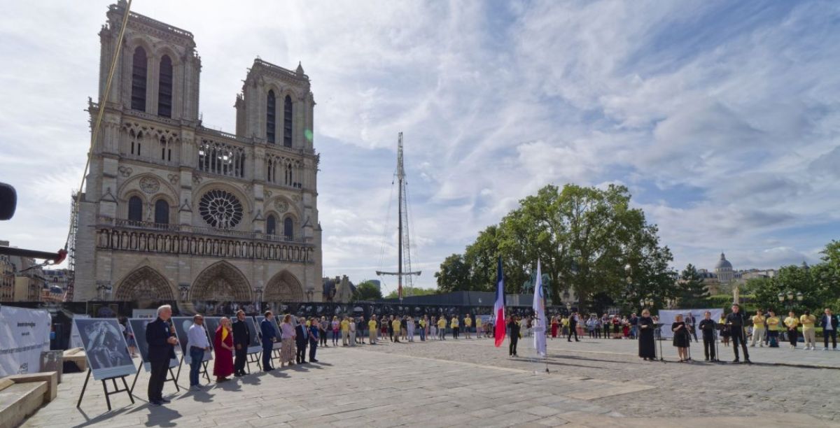 Encontro inter-religioso frente à catedral de Notre Dame, Paris, 4 agosto 2024. Foto © Yannick Boschat / Diocèse de Paris