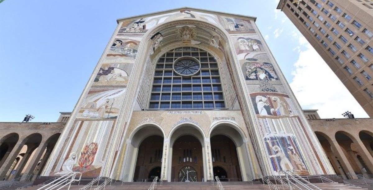 Fachada norte do Santuário da Aparecida, Brasil, com mosaicos da autoria de Rupnik. Foto DR