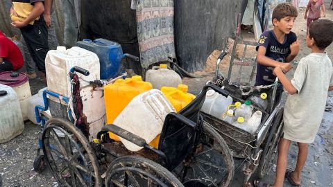 "Pausa humanitária" permite vacinar mais de 640 mil crianças em Gaza Crianças recolhem água em Gaza. Foto © UNRWA