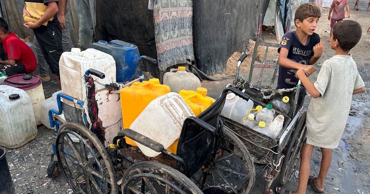 Gaza água crianças ONU Crianças recolhem água em Gaza. Foto © UNRWA
