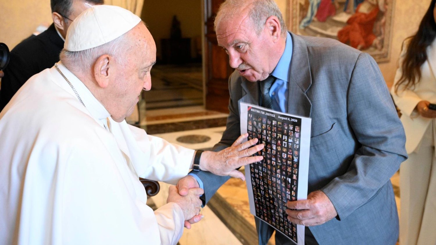 Francisco recebeu familiares das vítimas da explosão que, no dia 4 de agosto de 2020, destruiu o porto e muitos bairros da cidade de Beirute, provocando 220 mortos e mais de 6500 feridos. Foto © Vatican Media, via Agência Ecclesia.
