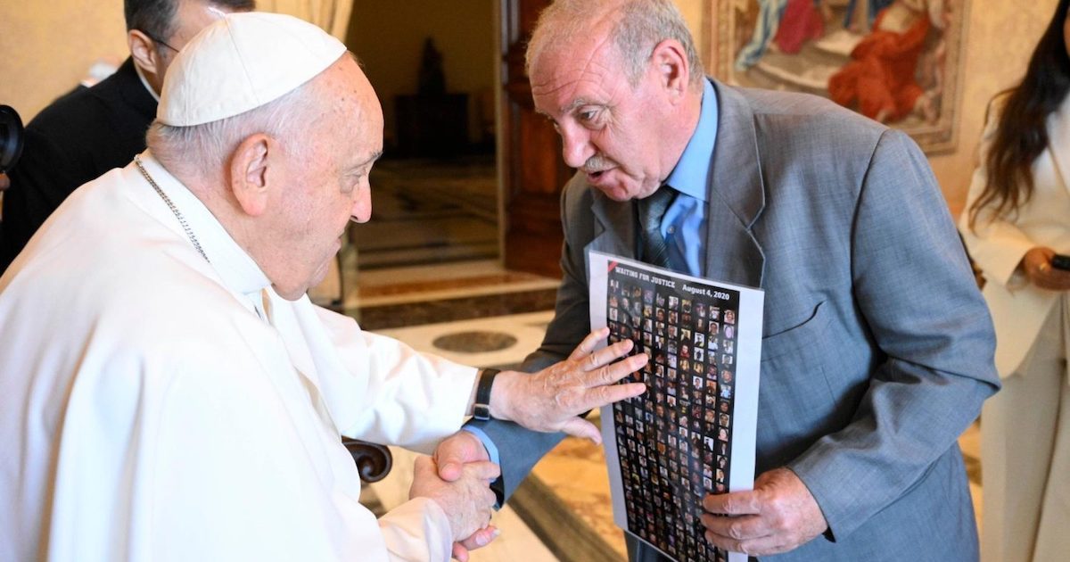 Líbano Vatican Media Francisco recebeu familiares das vítimas da explosão que, no dia 4 de agosto de 2020, destruiu o porto e muitos bairros da cidade de Beirute, provocando 220 mortos e mais de 6500 feridos. Foto © Vatican Media, via Agência Ecclesia.