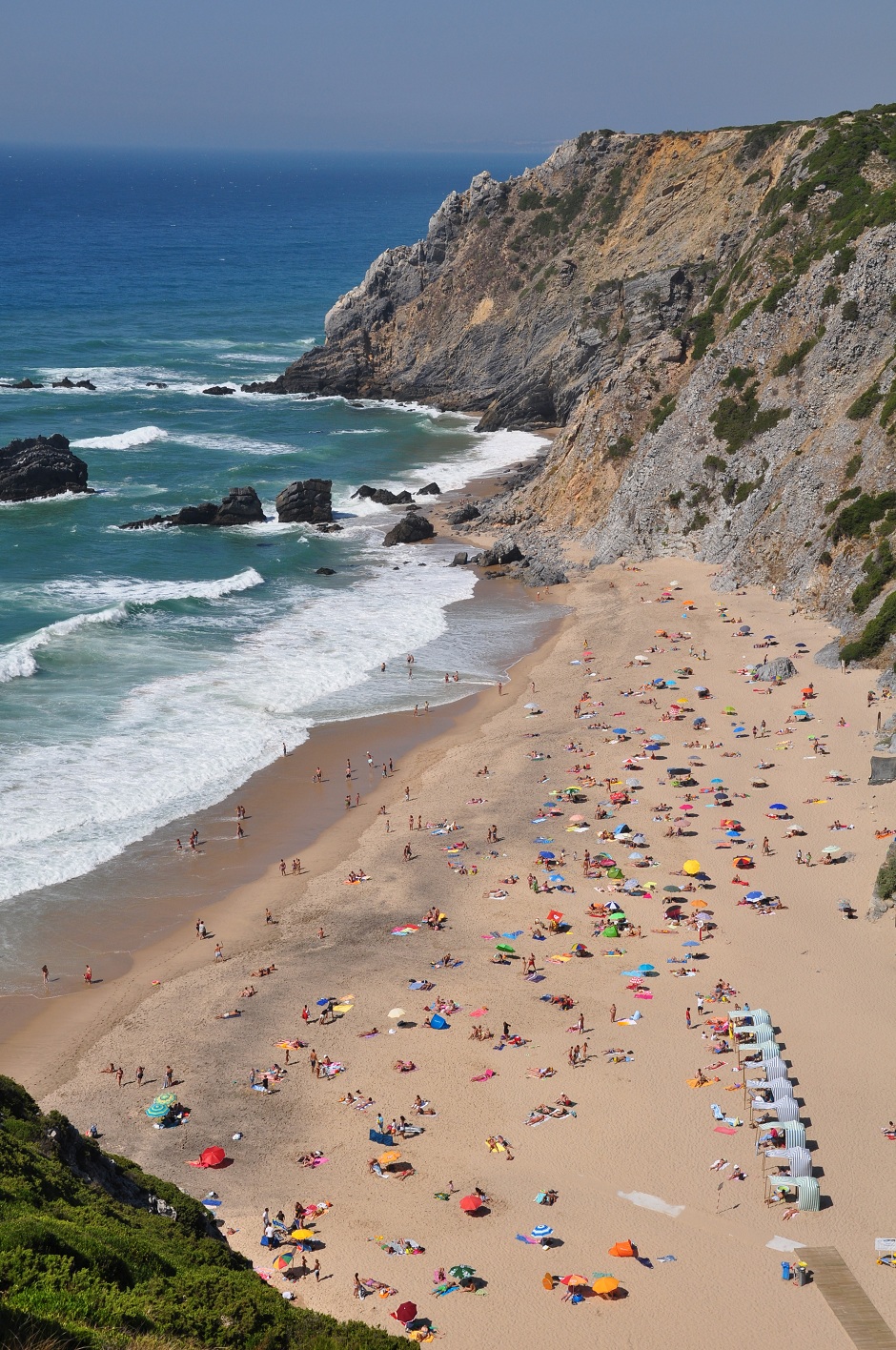 Praia_da_Adraga. Foto Vincent van Zeijst, via Wikimedia Commons
