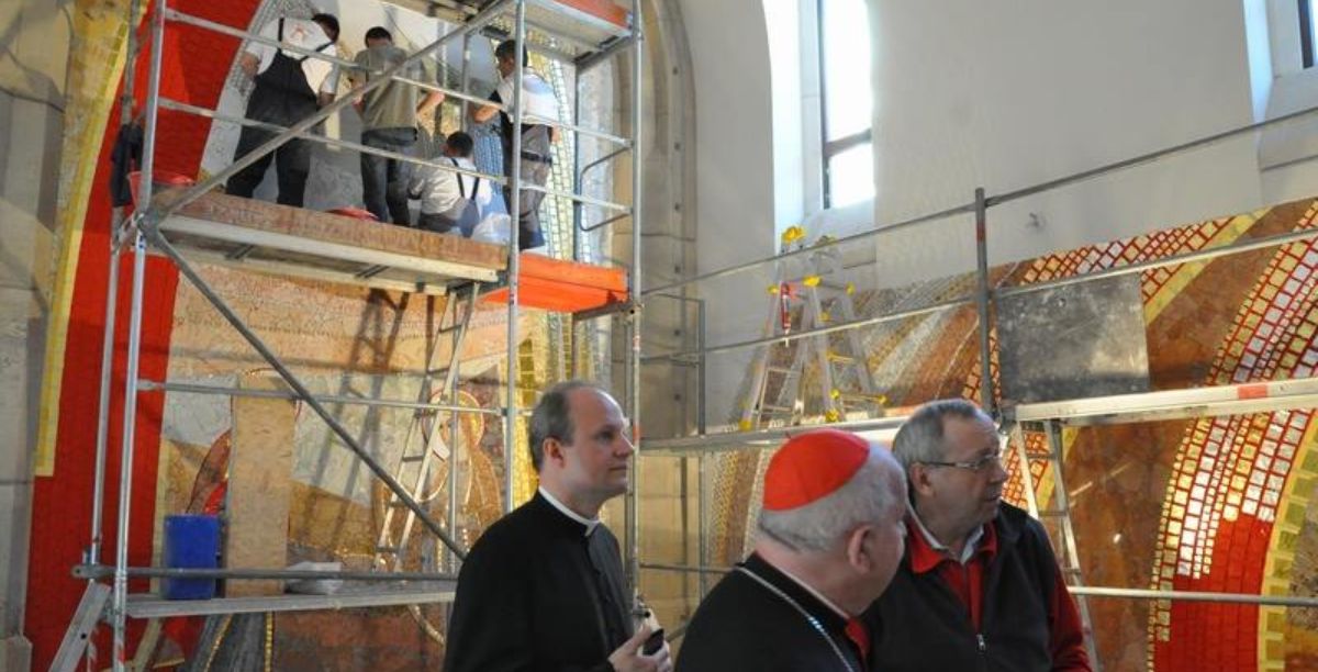Rupnik durante visita às obras no Santuario dedicado a João Paulo II, Polonia. Foto Pawel Kummer
