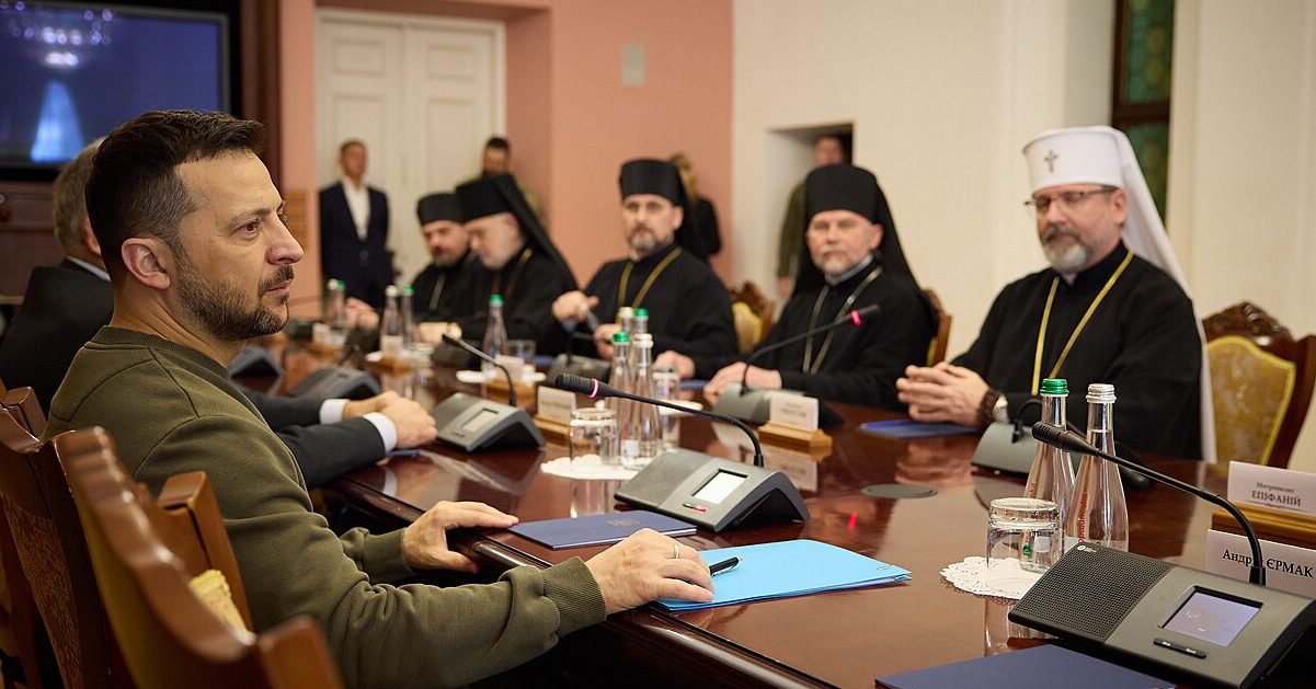 Por ocasião da Páscoa ortodoxa, o Presidente da Ucrânia Volodymyr Zelensky encontrou-se com representantes do episcopado da Igreja Ortodoxa “nacionalista” da Ucrânia (ligada ao Patriarcado de Constantinopla) e da Igreja Greco-Católica Ucraniana, agradecendo-lhes as suas orações e ações concretas de apoio aos ucranianos. Foto © President Of Ukraine from Україна, CC0, via Wikimedia Commons.