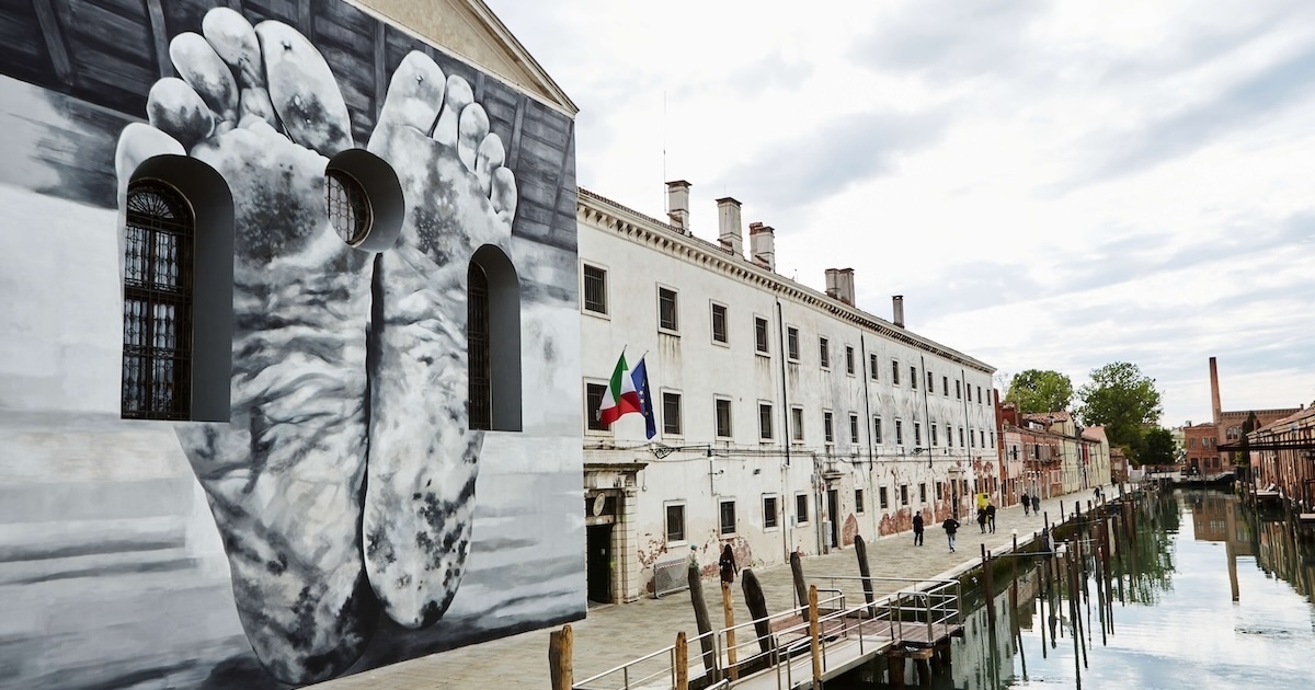 Pavilhão da Santa Sé 0-home Maurizio Cattelan, Father. Obra no Pavilhão da Santa Sé na Bienal de Veneza 2024, instalado na Casa de Reclusão Feminina de Giudecca. Foto © Marco Cremascoli