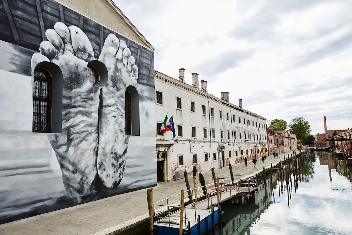 Maurizio Cattelan, Father. Obra no Pavilhão da Santa Sé na Bienal de Veneza 2024, instalado na Casa de Reclusão Feminina de Giudecca. Foto © Marco Cremascoli