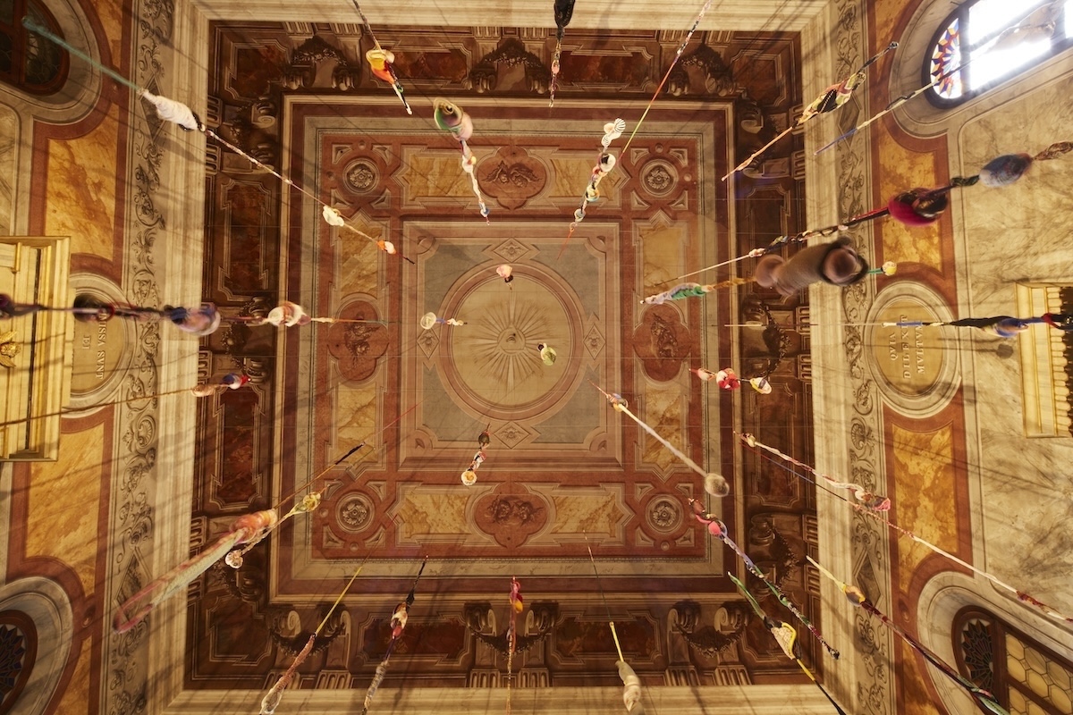 Sónia Gomes, Sinfonia, obra no Pavilhão da Santa Sé na Bienal de Veneza 2024, instalado na Casa de Reclusão Feminina de Giudecca. Foto © Marco Cremascoli.