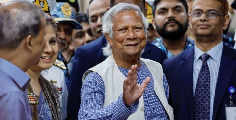 Muhammad Yunus já está no Bangladesh, e quer remodelar o capitalismo com altruísmo muhammad yunus à chegada ao Bangladesh, 8 de agosto de 2024. Foto reproduzida a partir do perfl de X @AJEnglish