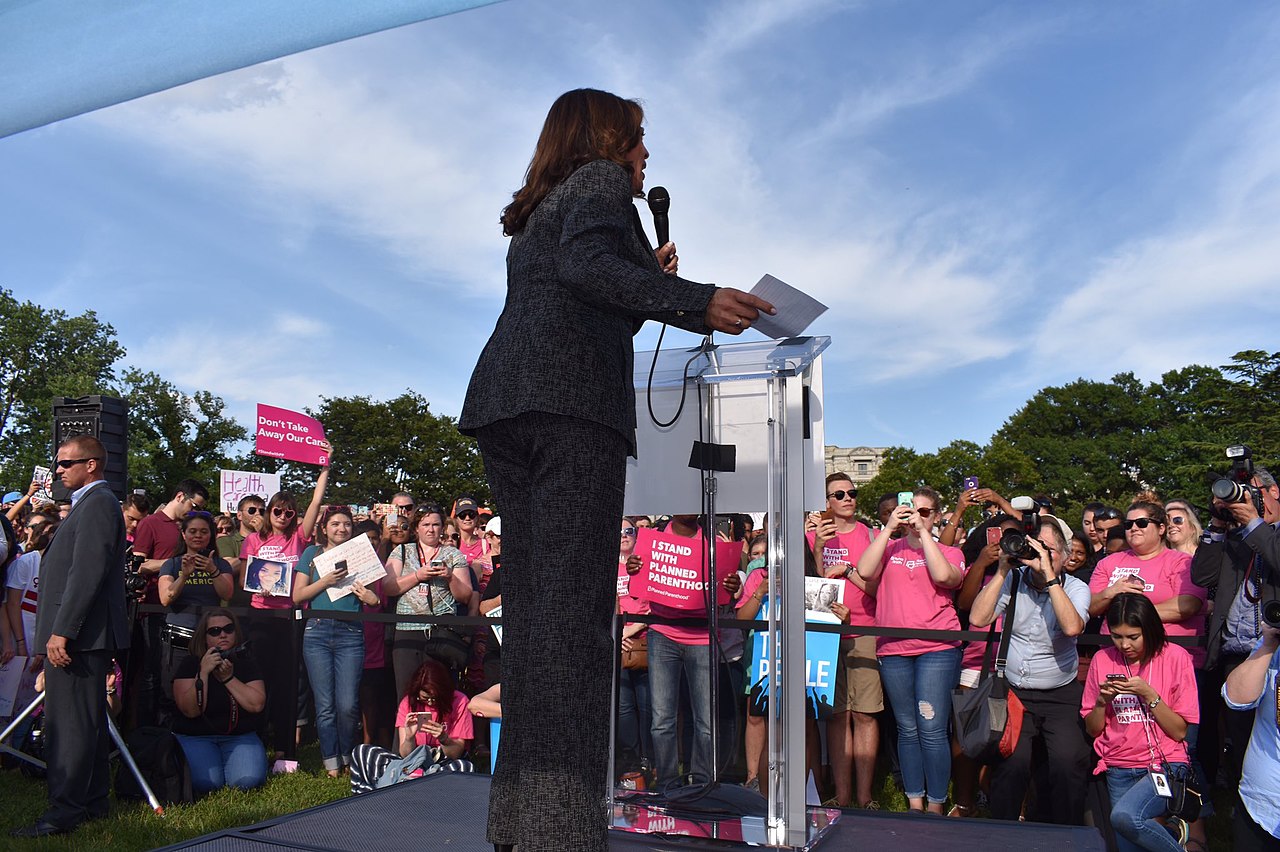 A vice-presidente dos EUA, Kamala Harris, numa sessão de defesa do serviço público de saúde. Foto © The United States Senate - Office of Senator Kamala Harris, Public domain, via Wikimedia Commons