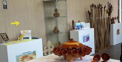 A exposição “Não passes pelo caminho… deixa antes que o caminho passe por ti!” pode ser visitada gratuitamente no Posto de Turismo de Fátima Foto Município de Ourém